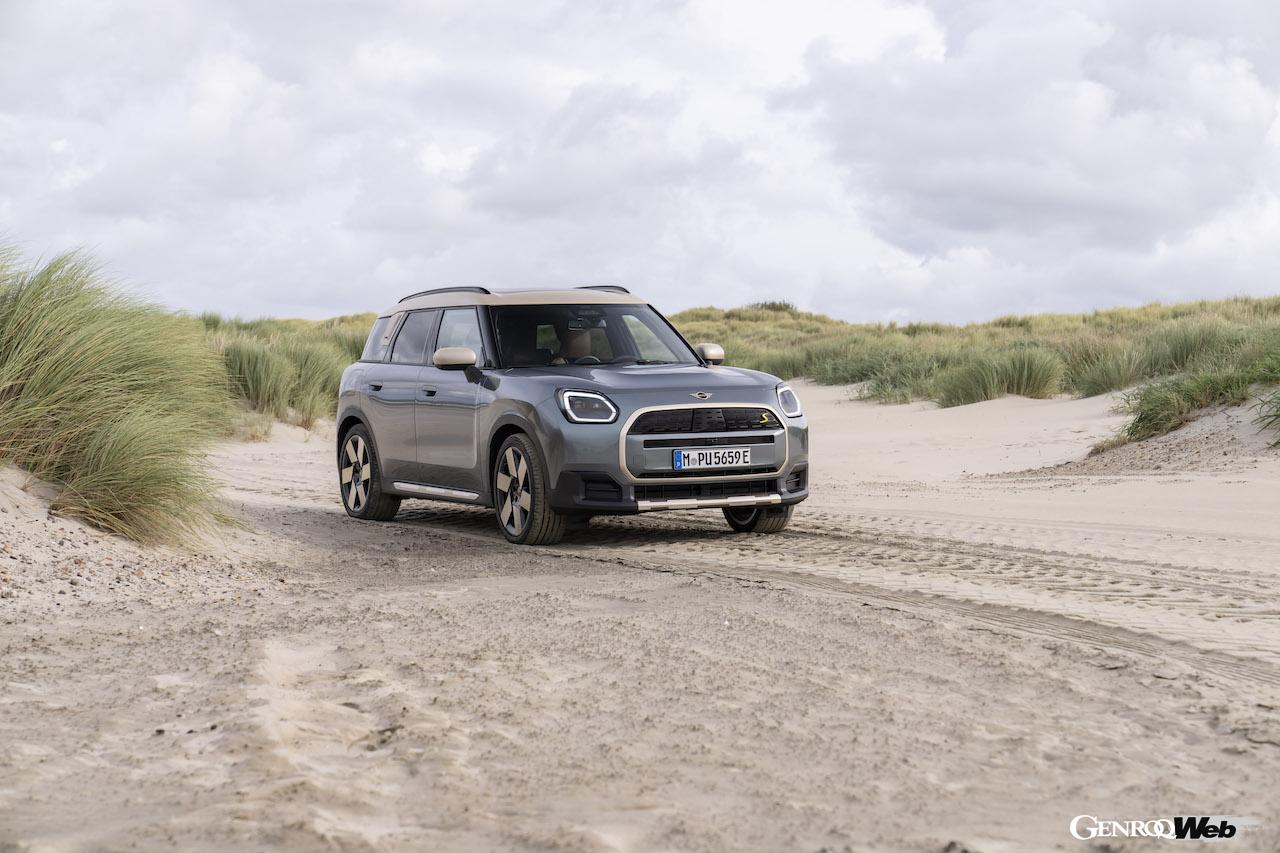 フル電動SUV「MINI カントリーマン SE ALL4」の走行シーン。