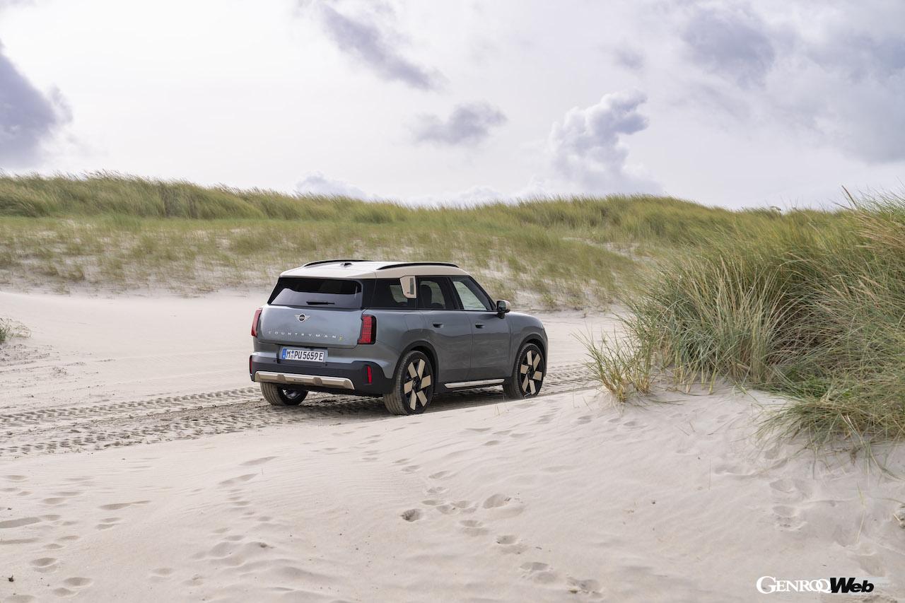 フル電動SUV「MINI カントリーマン SE ALL4」の走行シーン。