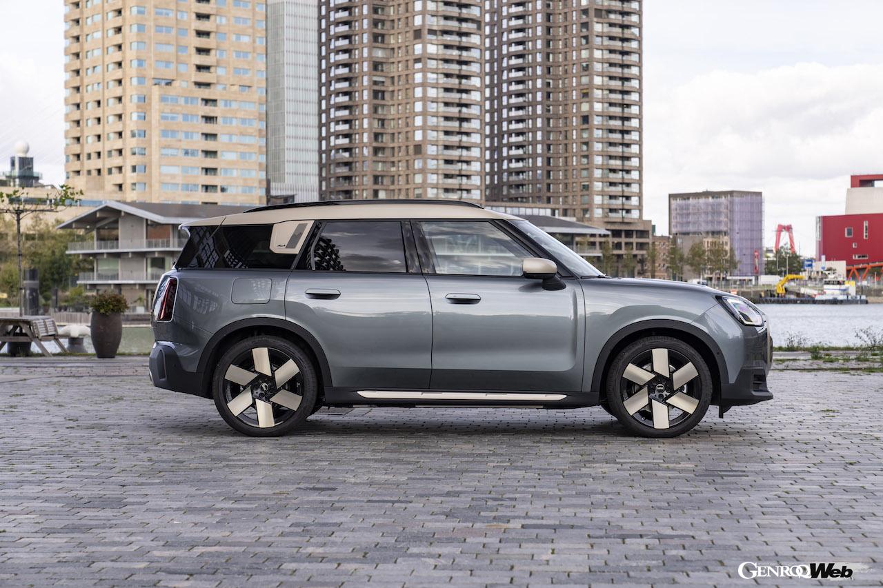 フル電動SUV「MINI カントリーマン SE ALL4」のエクステリア。