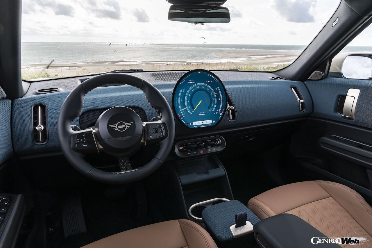 フル電動SUV「MINI カントリーマン SE ALL4」のインテリア。