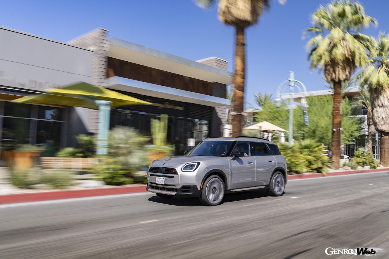 フル電動SUV「MINI カントリーマン SE ALL4」の走行シーン。