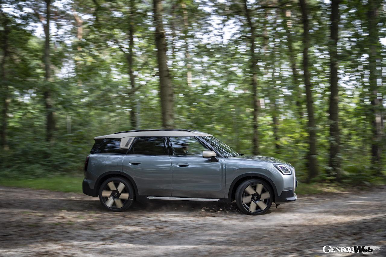 フル電動SUV「MINI カントリーマン SE ALL4」のエクステリア。