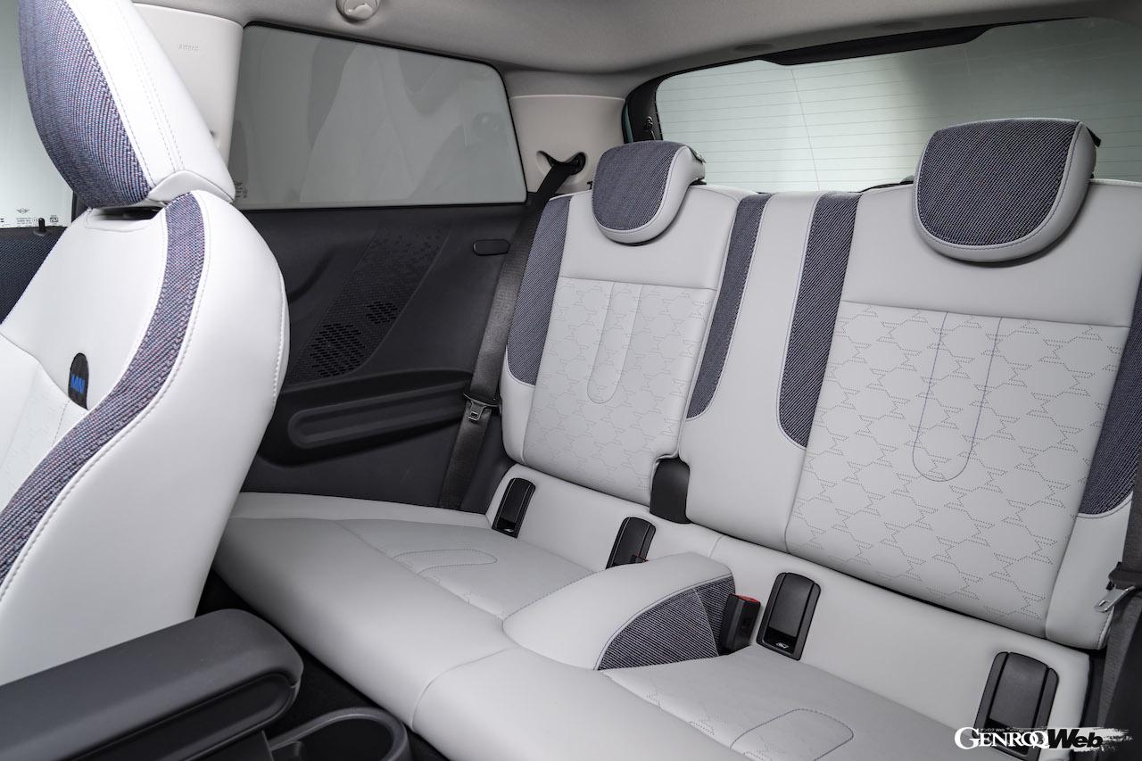 新型「MINI クーパー SE 3ドア」のインテリア。