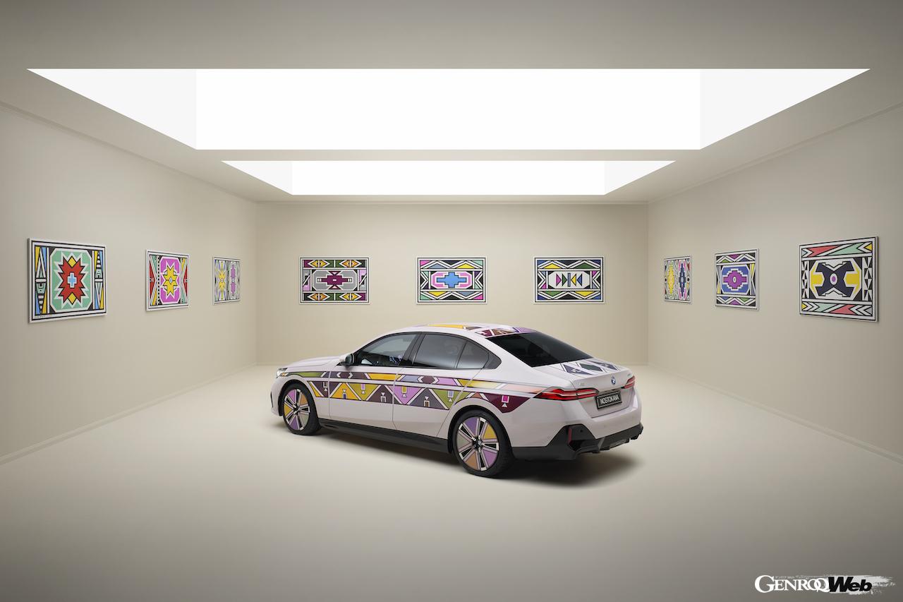 フリーズ・ロサンゼルスで公開されたデジタルアートカー、「BMW i5 フロウ ノストカーナ」。