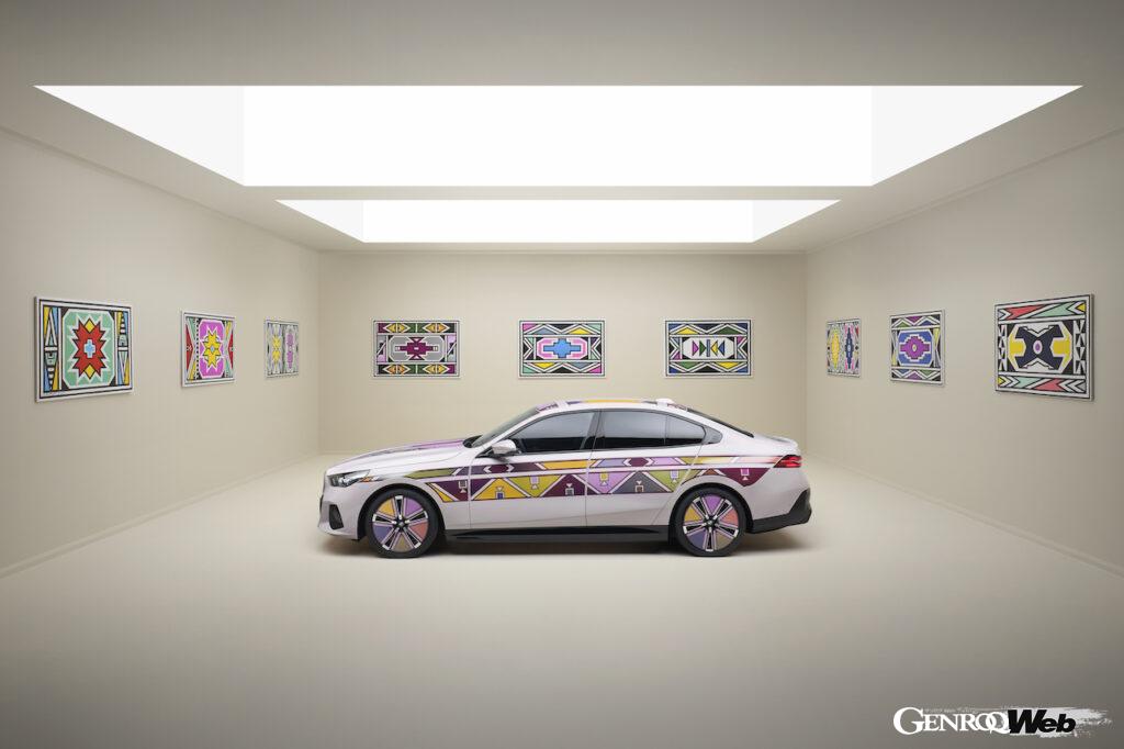 フリーズ・ロサンゼルスで公開されたデジタルアートカー、「BMW i5 フロウ ノストカーナ」。