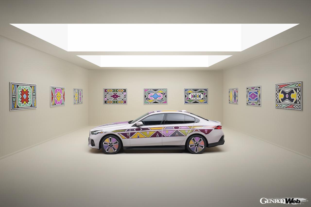 フリーズ・ロサンゼルスで公開されたデジタルアートカー、「BMW i5 フロウ ノストカーナ」。