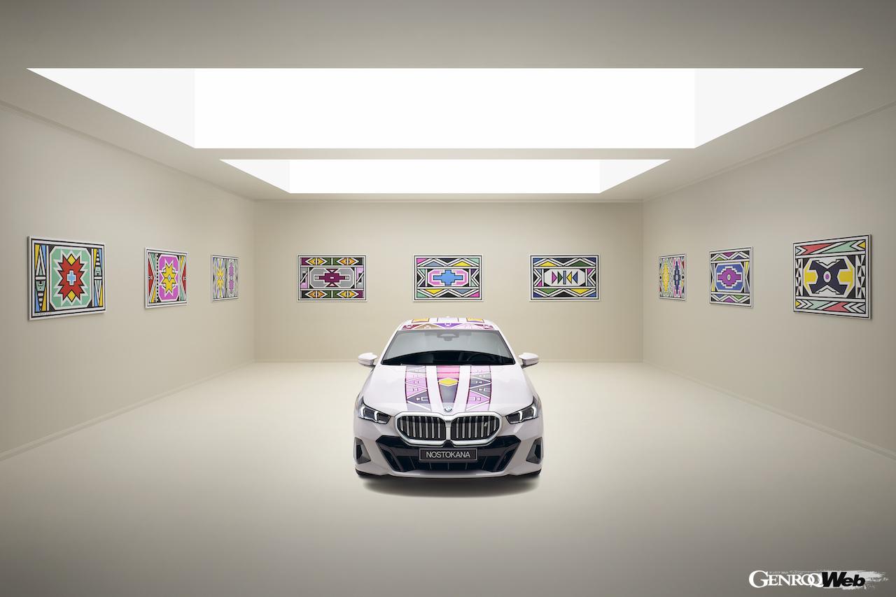 フリーズ・ロサンゼルスで公開されたデジタルアートカー、「BMW i5 フロウ ノストカーナ」。