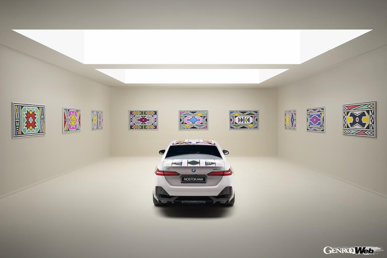 フリーズ・ロサンゼルスで公開されたデジタルアートカー、「BMW i5 フロウ ノストカーナ」。