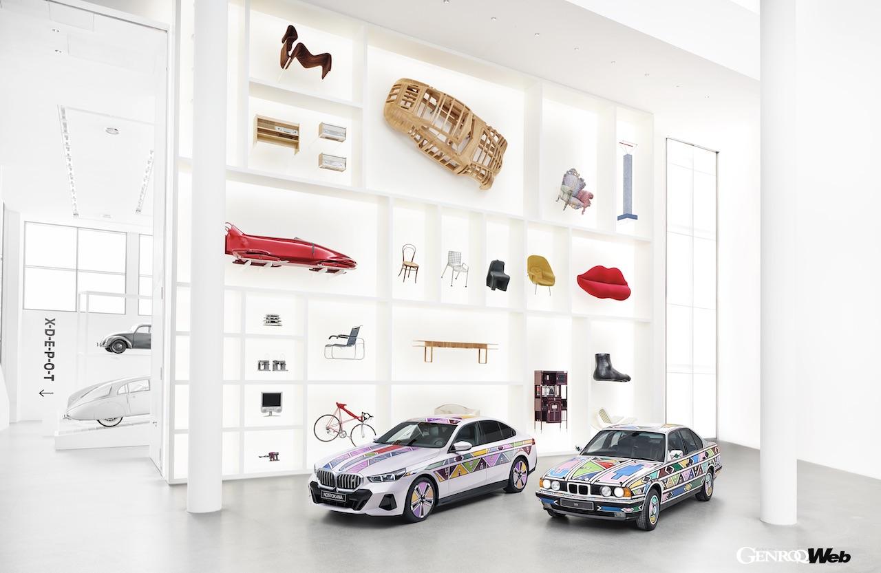 フル電動サルーン「BMW i5」のボディ表面に、E Ink社と共同開発されたフィルムが貼られ、デジタルアニメーションとして幾何学模様が美しく変化する。右は1991年に公開されたエスター・マハラングの初代アートカー。