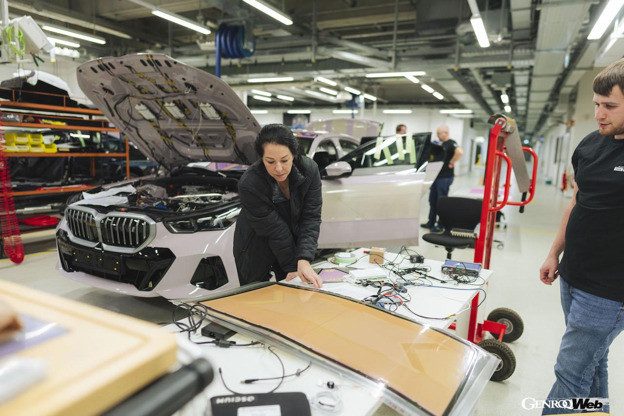 「BMW i5 フロウ ノストカーナ」の制作工程。