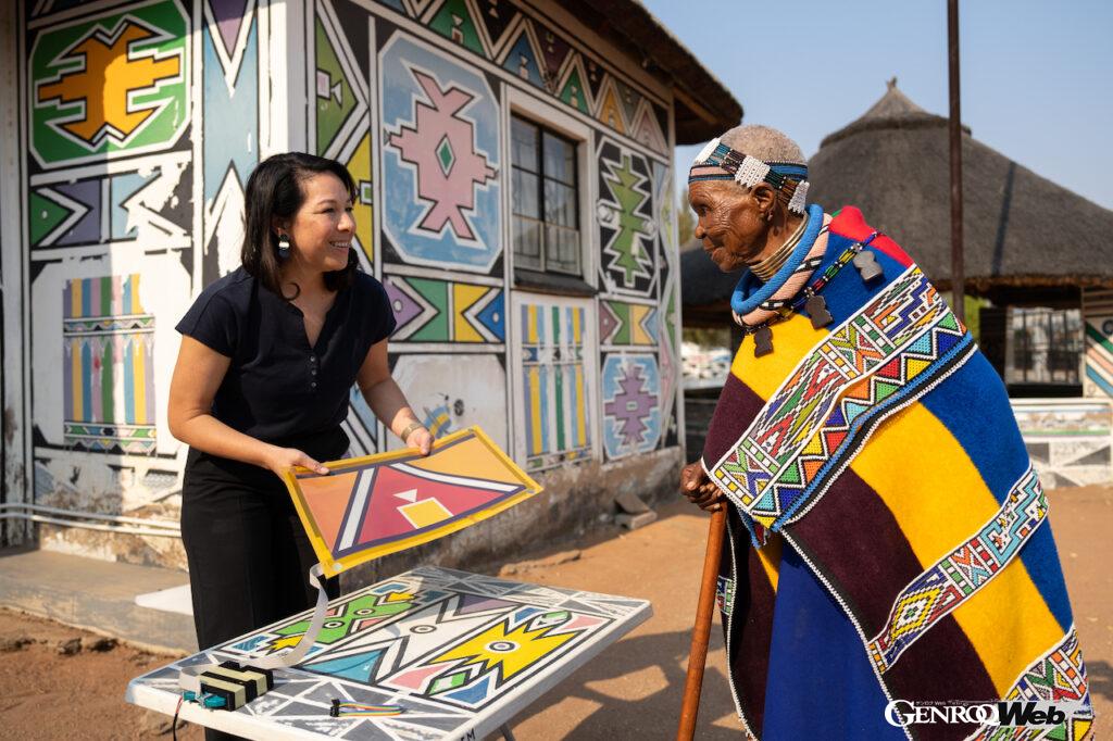 「BMW i5 フロウ ノストカーナ」は、南アフリカの世界的アーティスト、エスター・マハラング(写真右)が製作した1991年のアートカーをオマージュして製作された。