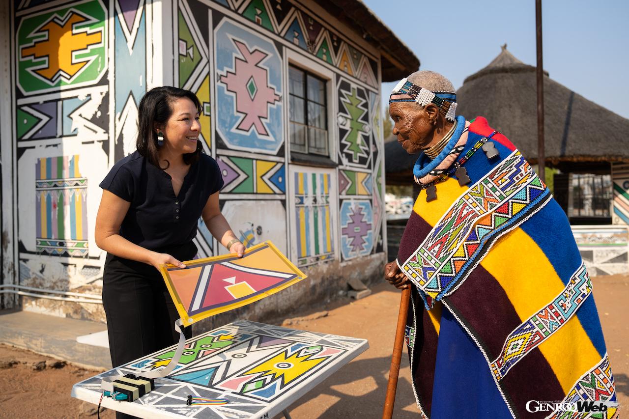 「BMW i5 フロウ ノストカーナ」は、南アフリカの世界的アーティスト、エスター・マハラング（写真右）が製作した1991年のアートカーをオマージュして製作された。