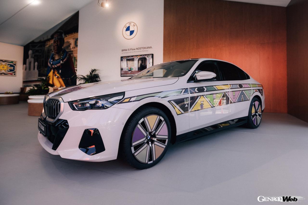 フリーズ・ロサンゼルスで公開されたデジタルアートカー、「BMW i5 フロウ ノストカーナ」。