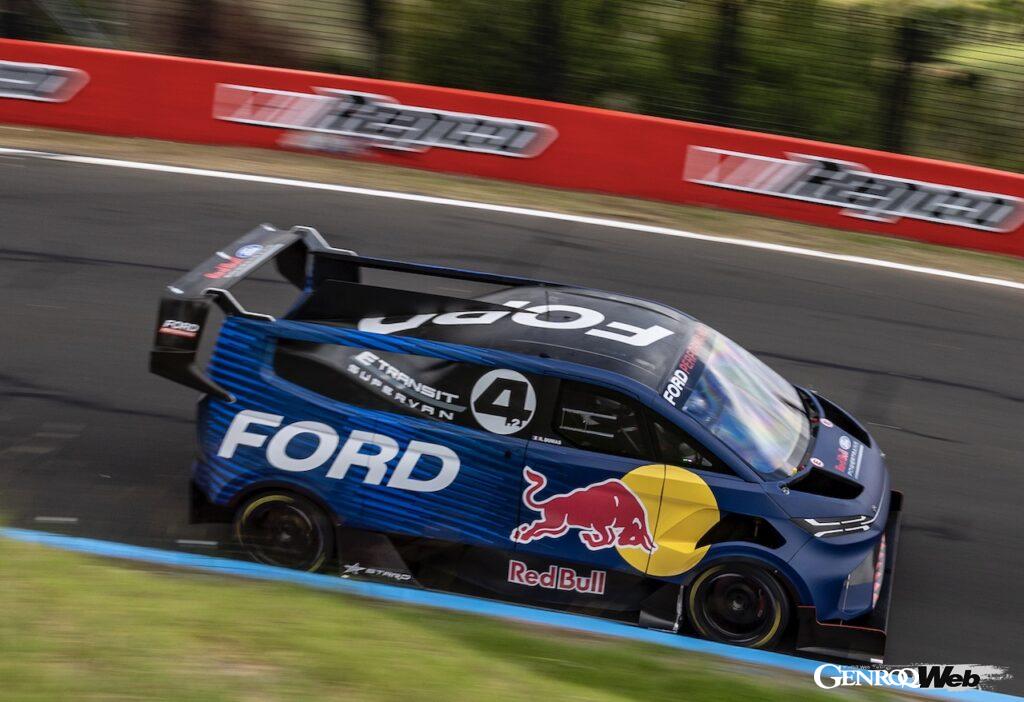 マウント・パノラマ・サーキットを走行する、フル電動コンセプト「フォード スーパーバン 4.2」。