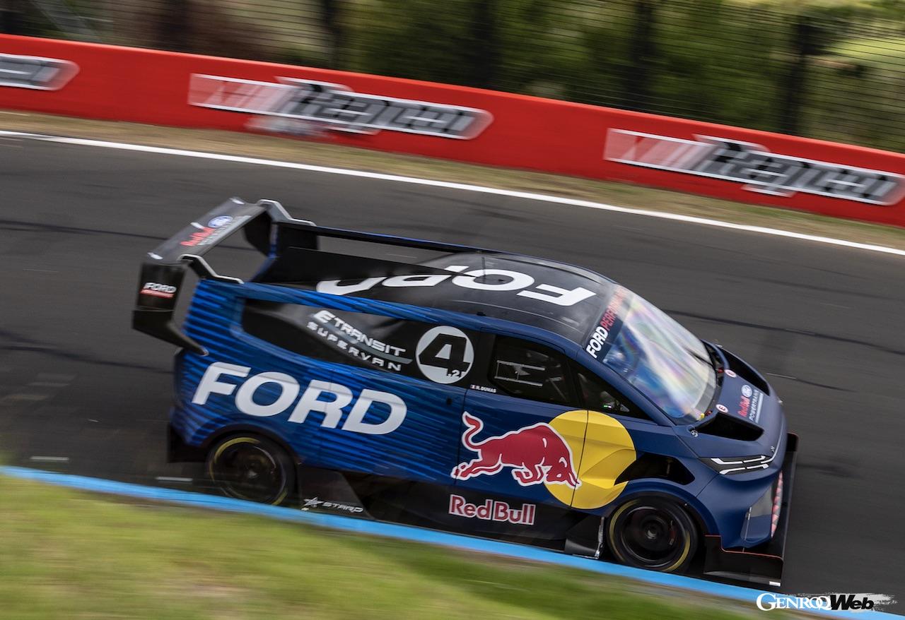 マウント・パノラマ・サーキットを走行する、フル電動コンセプト「フォード スーパーバン 4.2」。