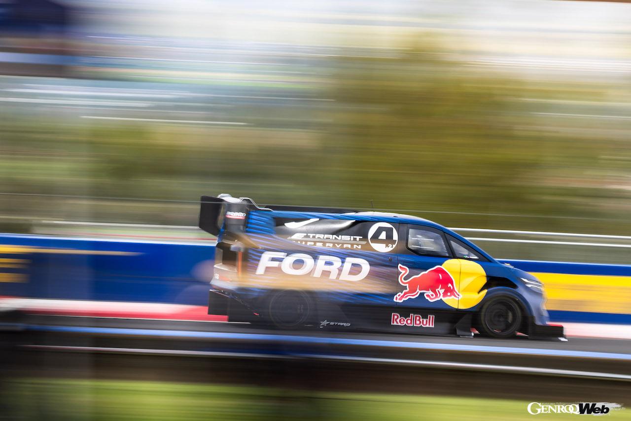 マウント・パノラマ・サーキットを走行する、フル電動コンセプト「フォード スーパーバン 4.2」。