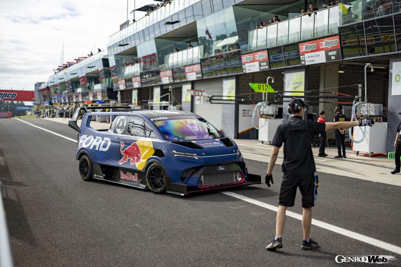 マウント・パノラマ・サーキットを走行する、フル電動コンセプト「フォード スーパーバン 4.2」。