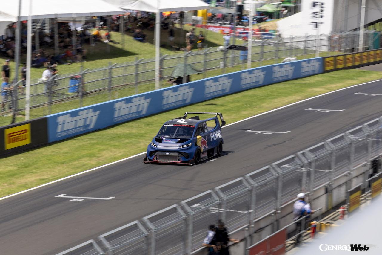 マウント・パノラマ・サーキットを走行する、フル電動コンセプト「フォード スーパーバン 4.2」。