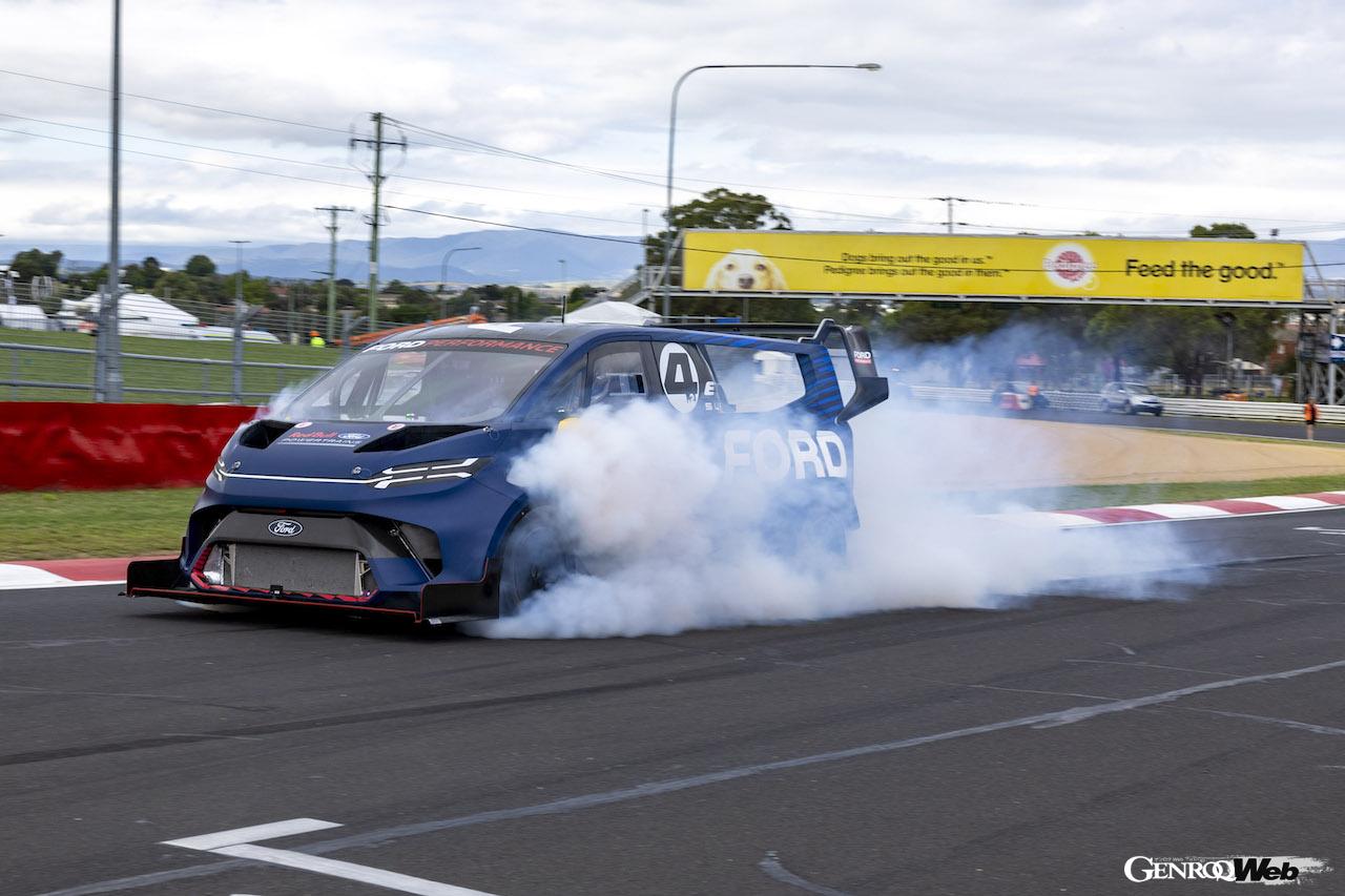 マウント・パノラマ・サーキットを走行する、フル電動コンセプト「フォード スーパーバン 4.2」。