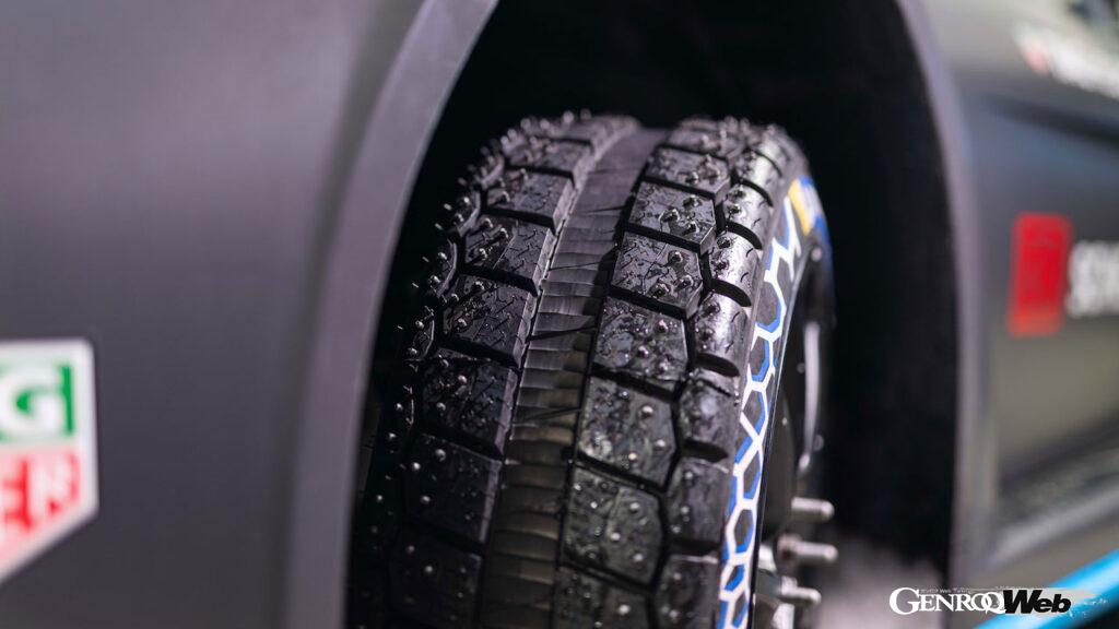 フィンランドの北極圏で走行するため、ライドハイトを上げた他、圧雪路において抜群のグリップを発揮するスタッドタイヤが装着された。