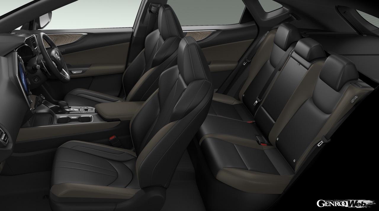 アウトドアライフをイメージした「OVERTRAIL」は、グリル、ウィンドウフレーム、ドアハンドルなどをブラックで統一。さらに、オフロードにおける走行性も向上させている。インテリアには専用の「モノリス」が設定されている。