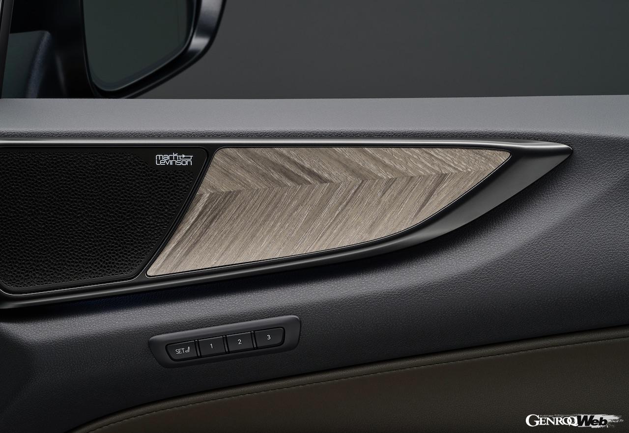 アウトドアライフをイメージした「OVERTRAIL」は、グリル、ウィンドウフレーム、ドアハンドルなどをブラックで統一。さらに、オフロードにおける走行性も向上させている。インテリアには専用の「モノリス」が設定されている。