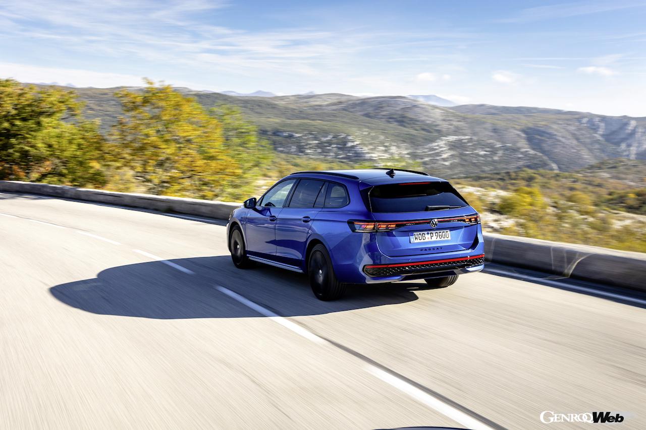 新型「フォルクスワーゲン パサート ヴァリアント」の走行シーン。