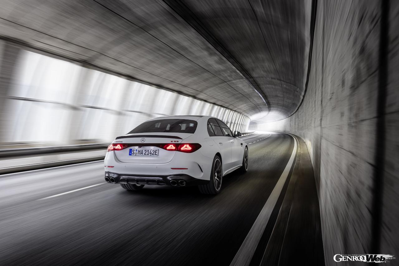 「メルセデスAMG E 53 ハイブリッド 4MATIC+ サルーン」の走行シーン。