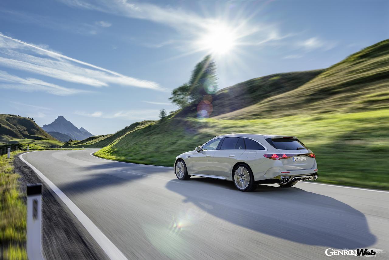 「メルセデスAMG E 53 ハイブリッド 4MATIC+ エステート」の走行シーン。