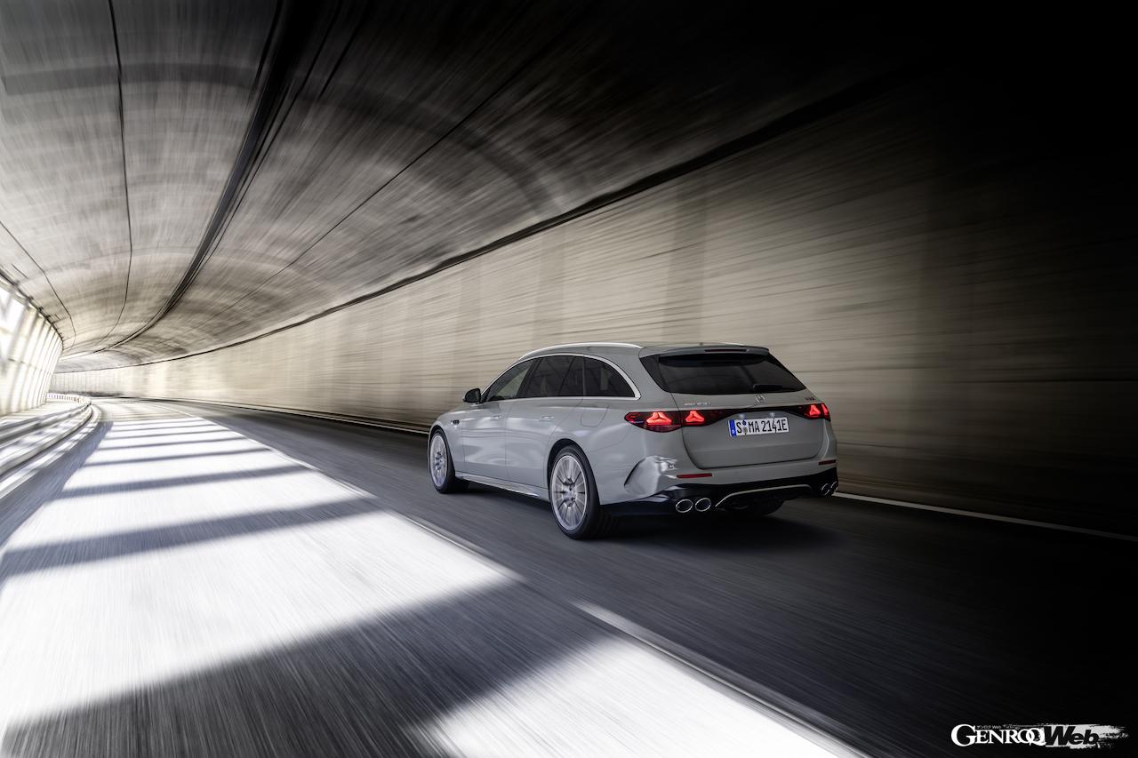 「メルセデスAMG E 53 ハイブリッド 4MATIC+ エステート」の走行シーン。