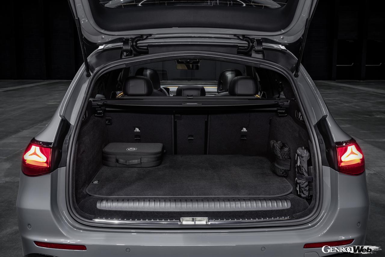 「メルセデスAMG E 53 ハイブリッド 4MATIC+ エステート」のラゲッジルーム。