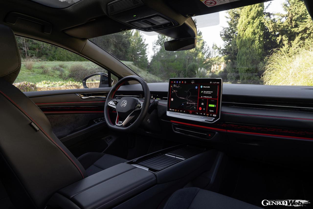 「フォルクスワーゲン ID.7 GTX ツアラー」のインテリア。