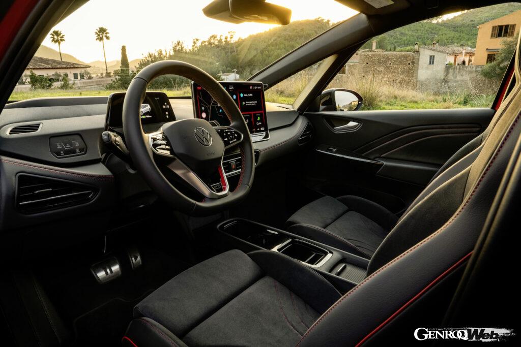 GTX専用のコクピットサーフェイスを採用したインテリア。プレミアム・スポーツシートを含めて、スポーティなレッドのコントラストステッチが入れられた。