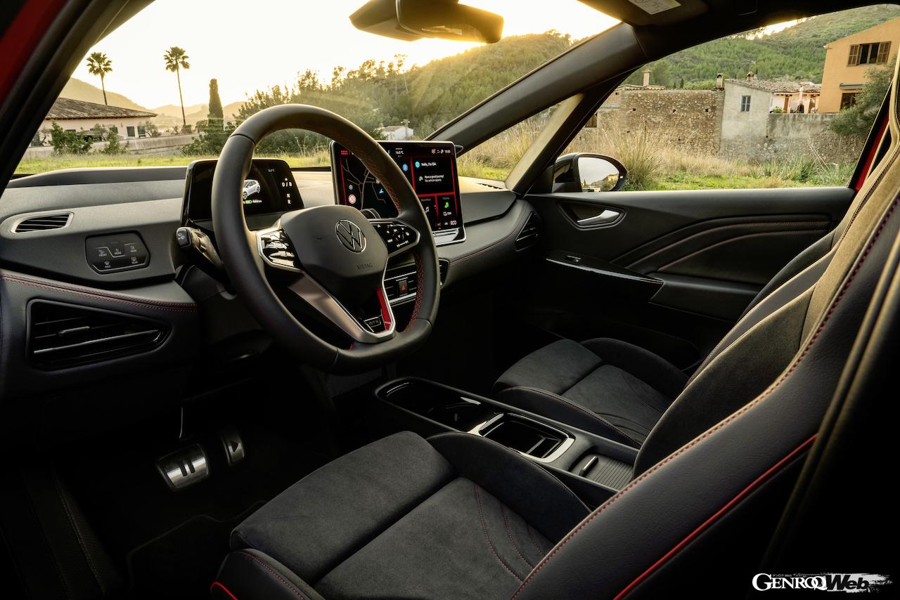 GTX専用のコクピットサーフェイスを採用したインテリア。プレミアム・スポーツシートを含めて、スポーティなレッドのコントラストステッチが入れられた。