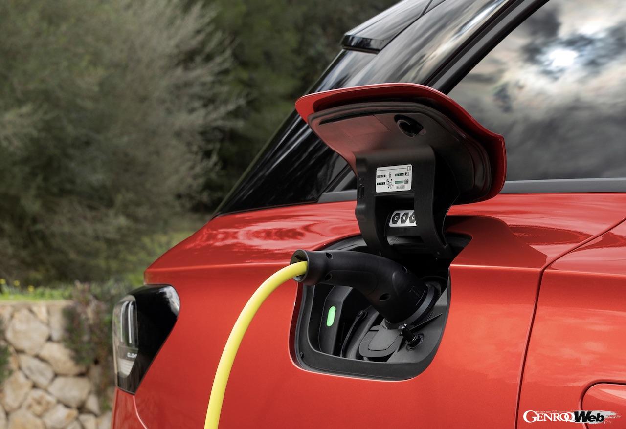 「フォルクスワーゲン ID.7 GTX ツアラー」の充電シーン。