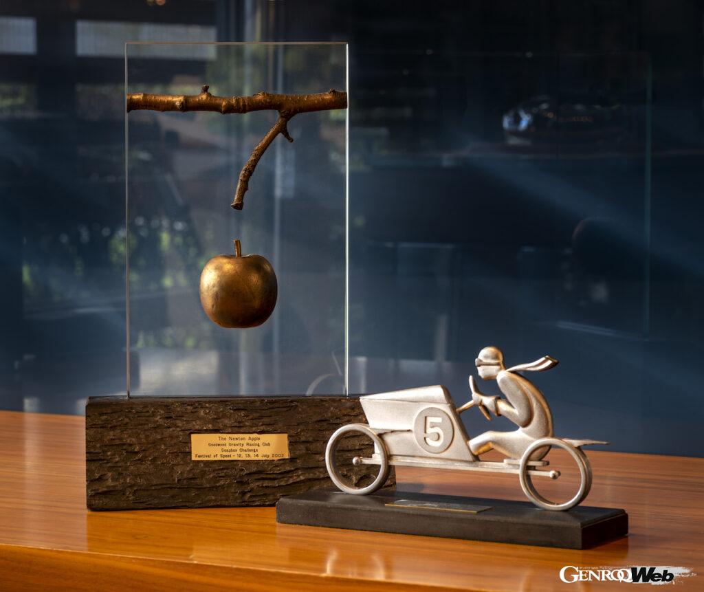 20世紀初頭のシルバーゴーストをイメージした「RR-0.02」は、2002年のグッドウッド・ソープボックス・レースのスピード・チャレンジで優勝を果たした。写真はこの時に獲得したトロフィー。