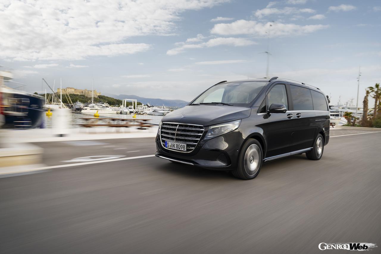 「メルセデス・ベンツ Vクラス」改良新型の走行シーン。