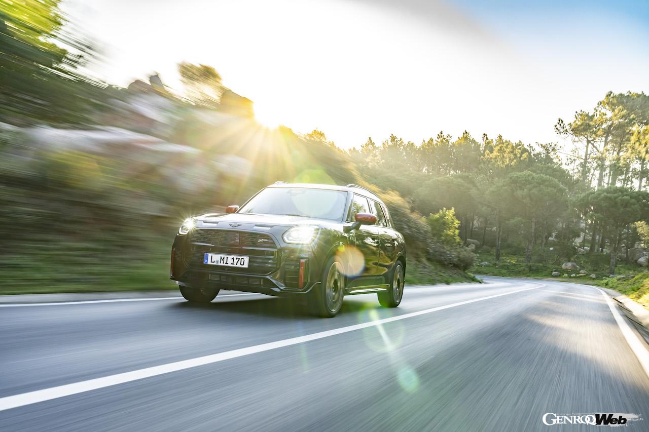 「MINI ジョン クーパー ワークス カントリーマン ALL4」の走行シーン。