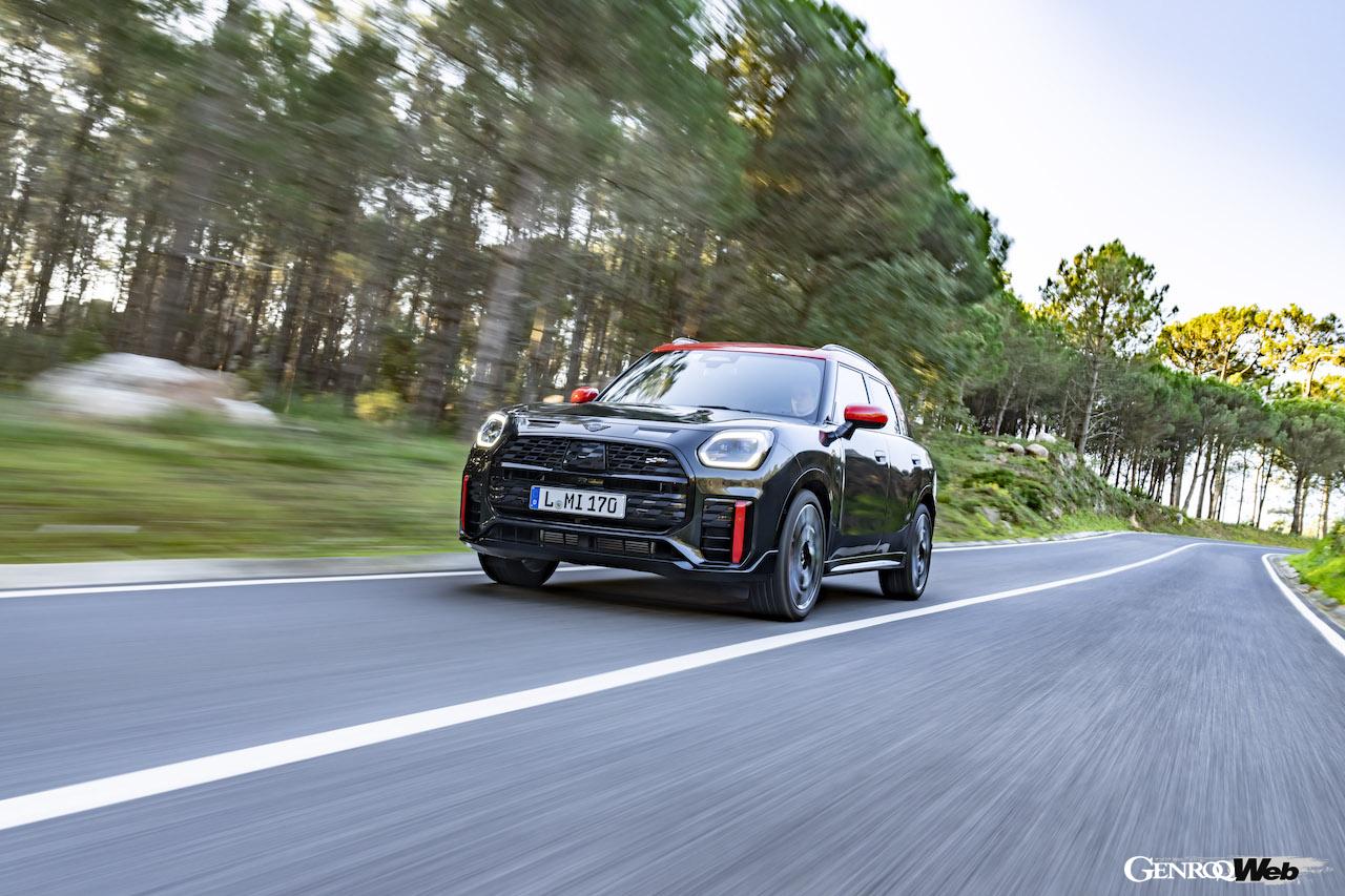 「MINI ジョン クーパー ワークス カントリーマン ALL4」の走行シーン。