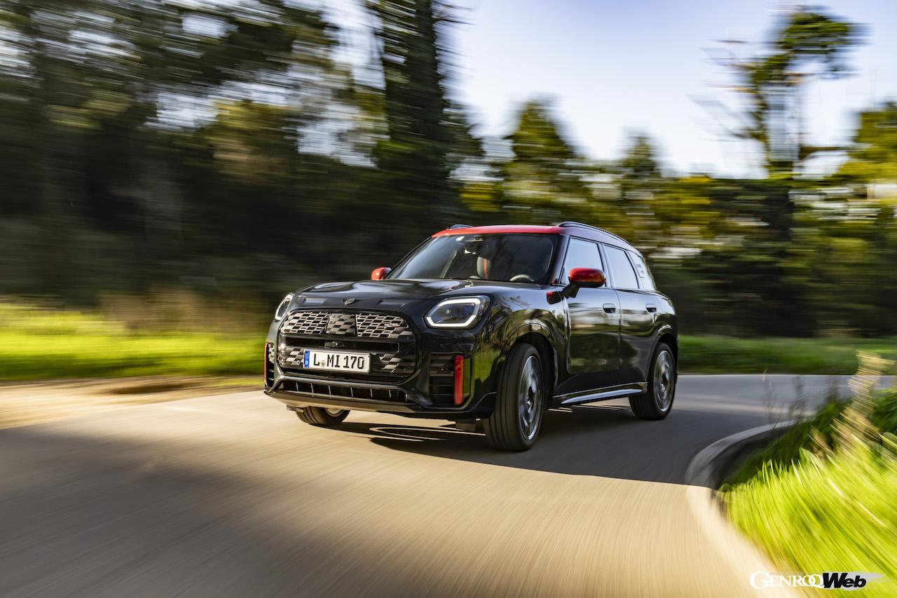 「MINI ジョン クーパー ワークス カントリーマン ALL4」の走行シーン。
