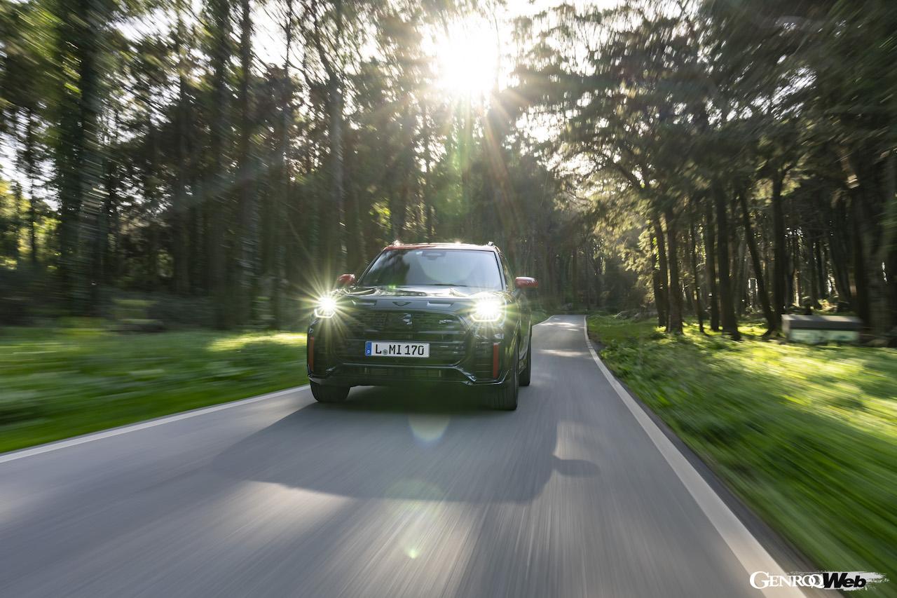 「MINI ジョン クーパー ワークス カントリーマン ALL4」の走行シーン。