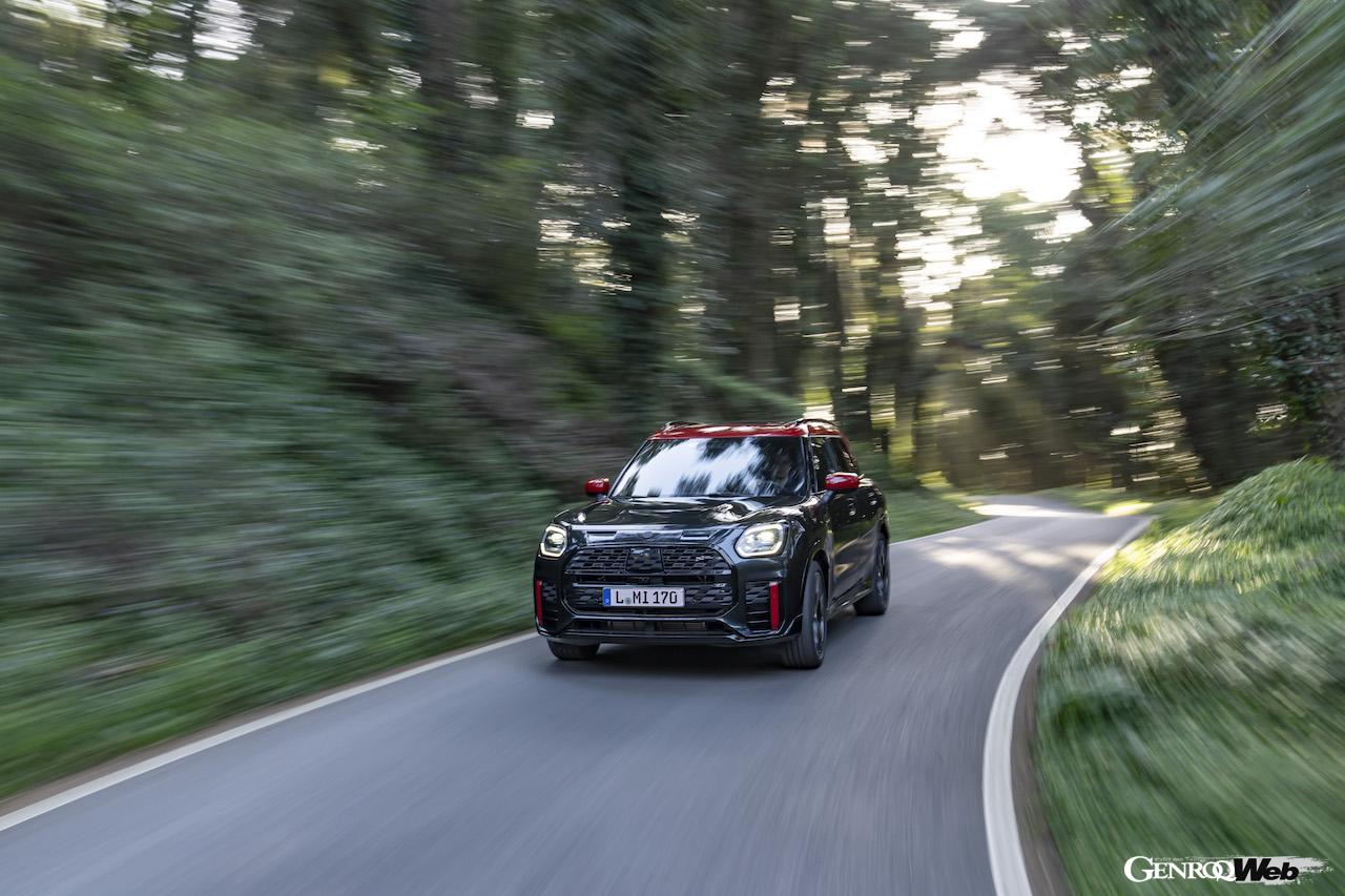 「MINI ジョン クーパー ワークス カントリーマン ALL4」の走行シーン。