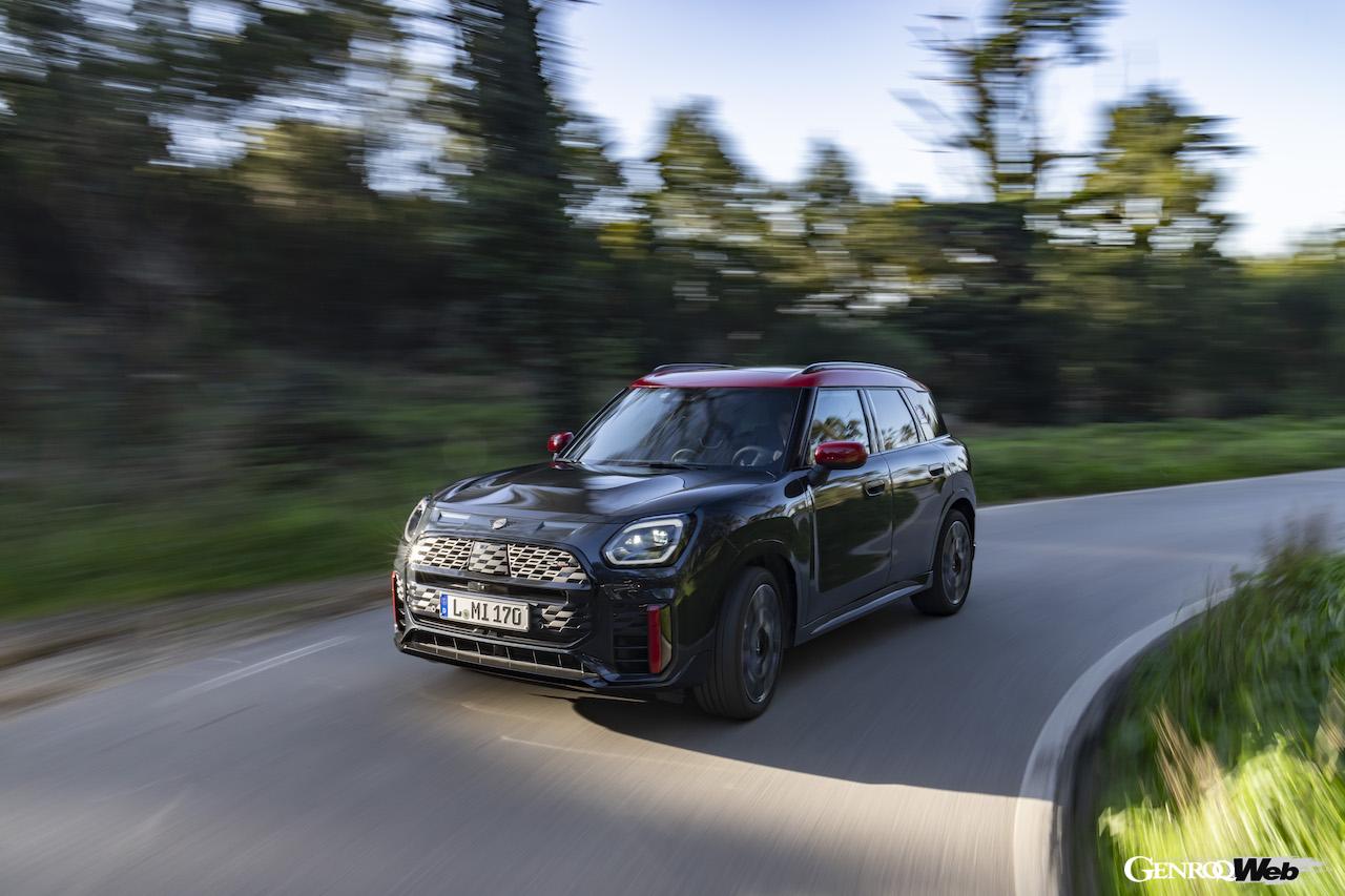 「MINI ジョン クーパー ワークス カントリーマン ALL4」の走行シーン。