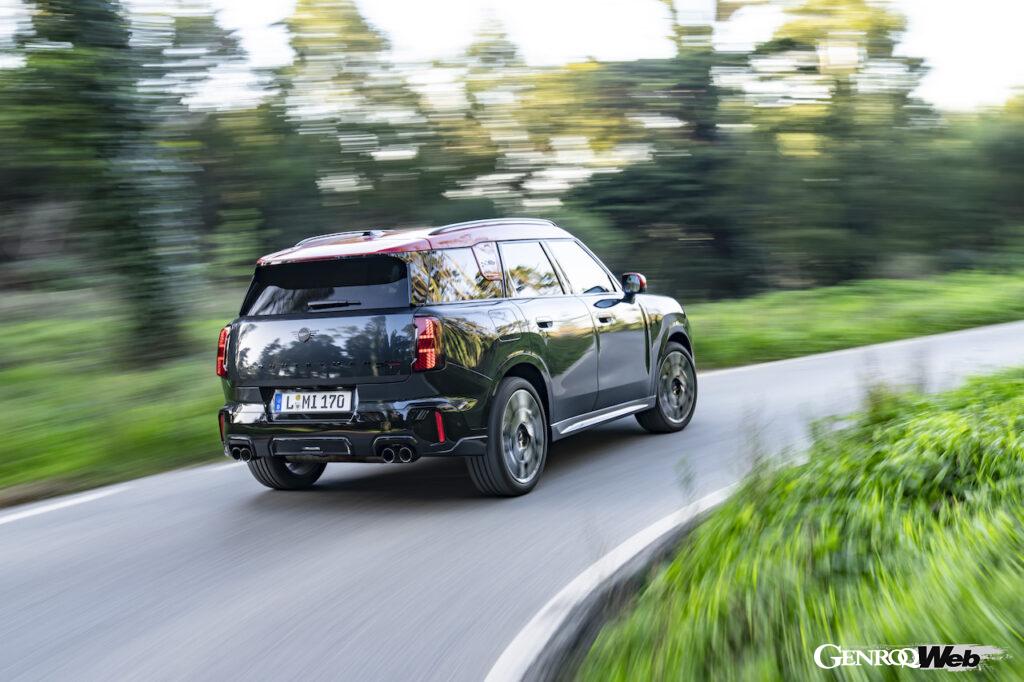 「MINI ジョン クーパー ワークス カントリーマン ALL4」の走行シーン。