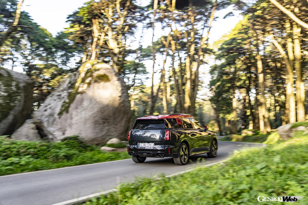 「MINI ジョン クーパー ワークス カントリーマン ALL4」の走行シーン。