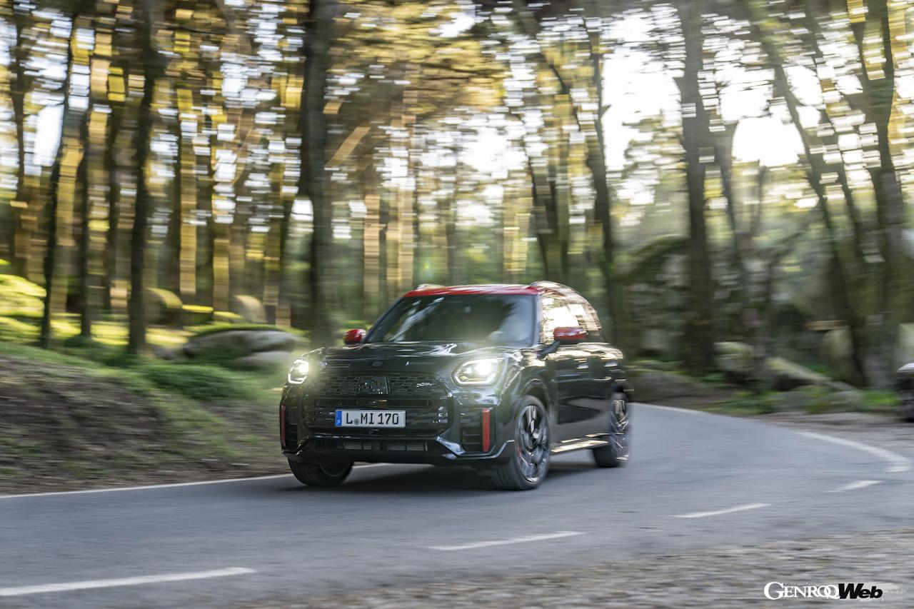 「MINI ジョン クーパー ワークス カントリーマン ALL4」の走行シーン。