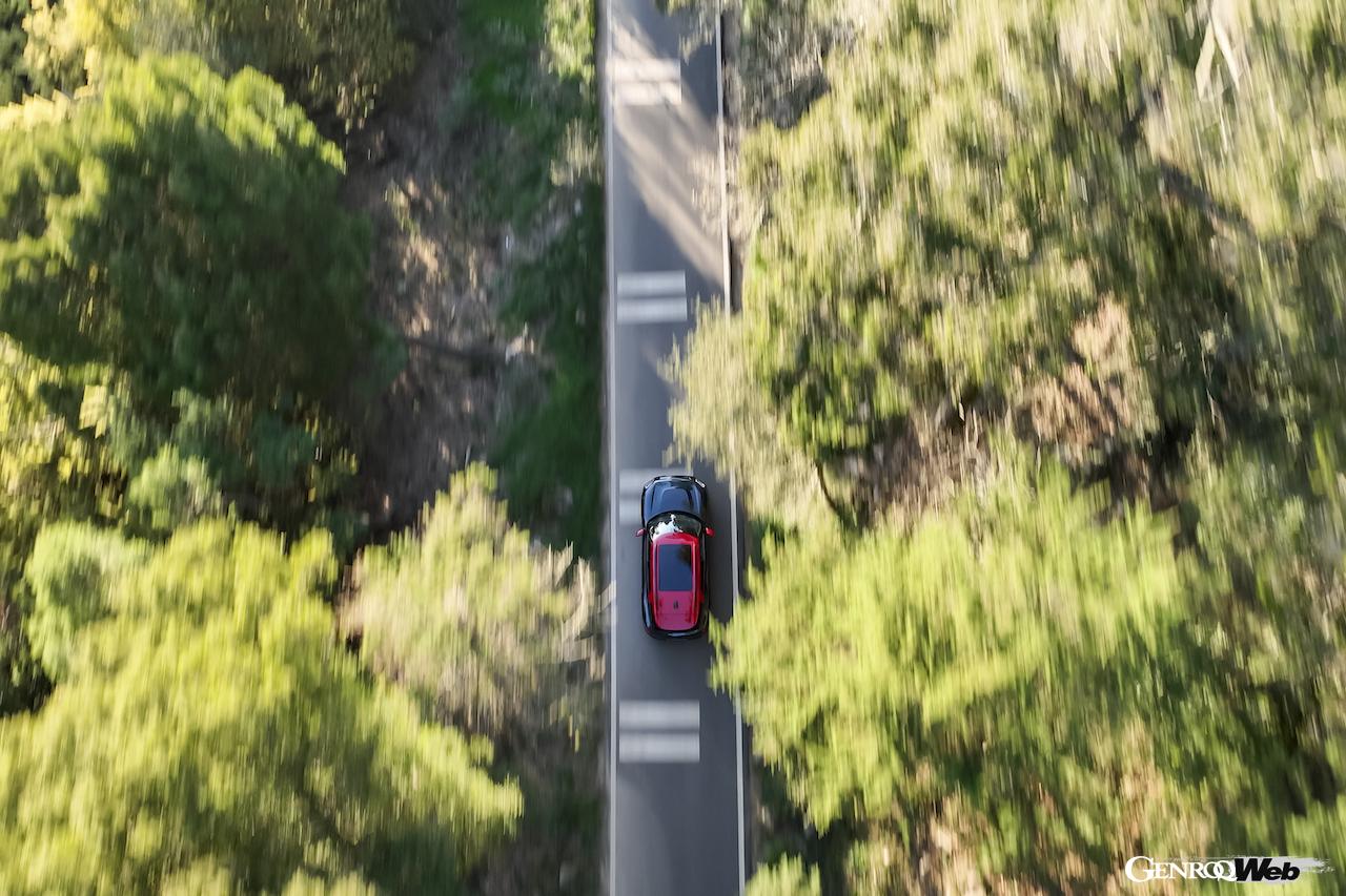「MINI ジョン クーパー ワークス カントリーマン ALL4」の走行シーン。