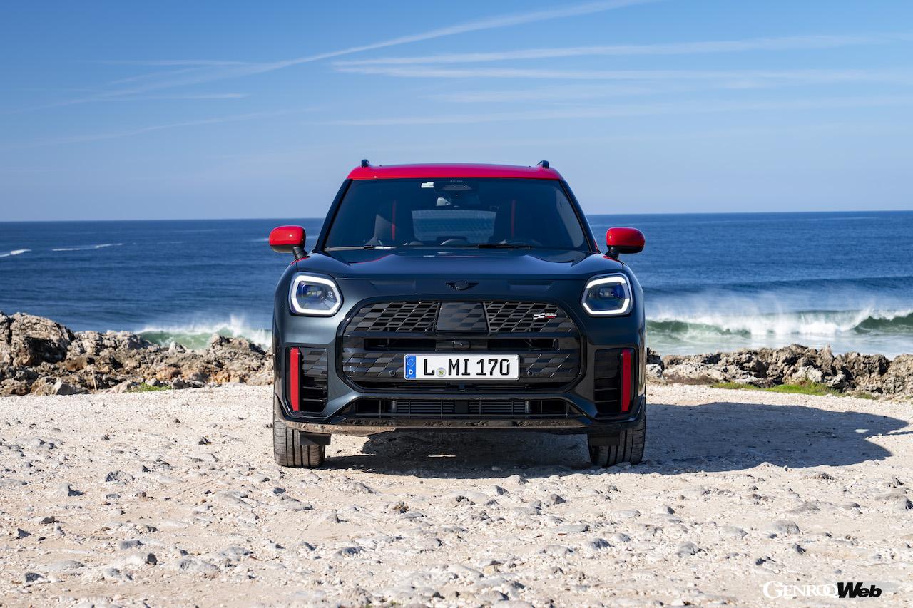 「MINI ジョン クーパー ワークス カントリーマン ALL4」のエクステリア。