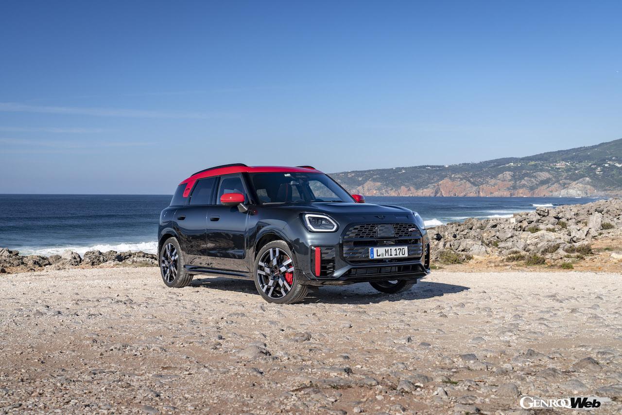 「MINI ジョン クーパー ワークス カントリーマン ALL4」のエクステリア。