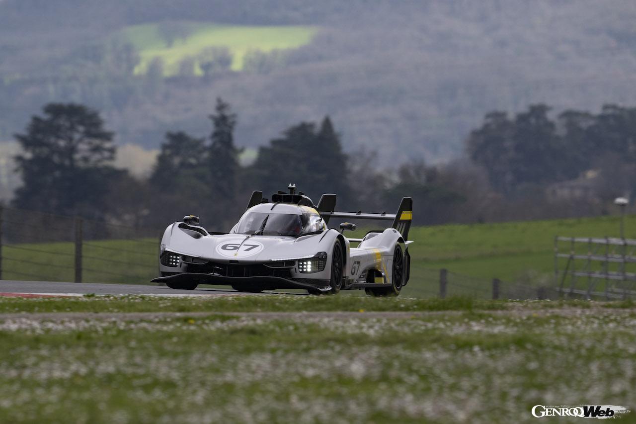 ムジェロ・インターナショナル・サーキットを走行する、フェラーリ 499P モディフィカータ。